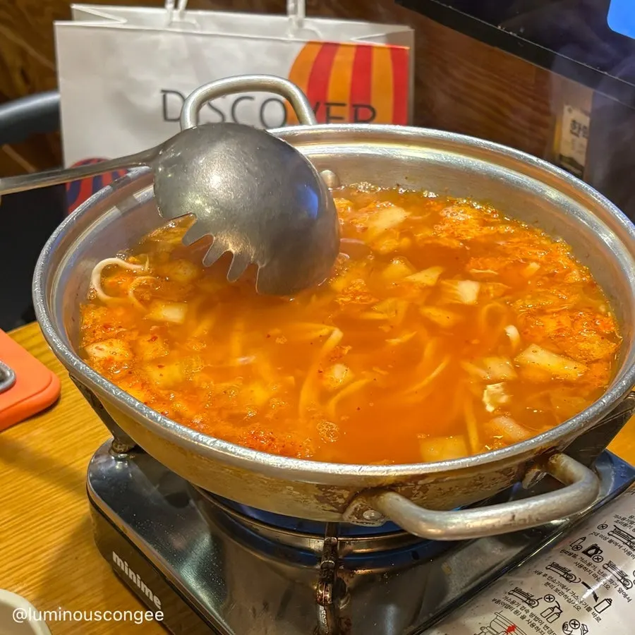 버너에 끓이는 김치칼국수
