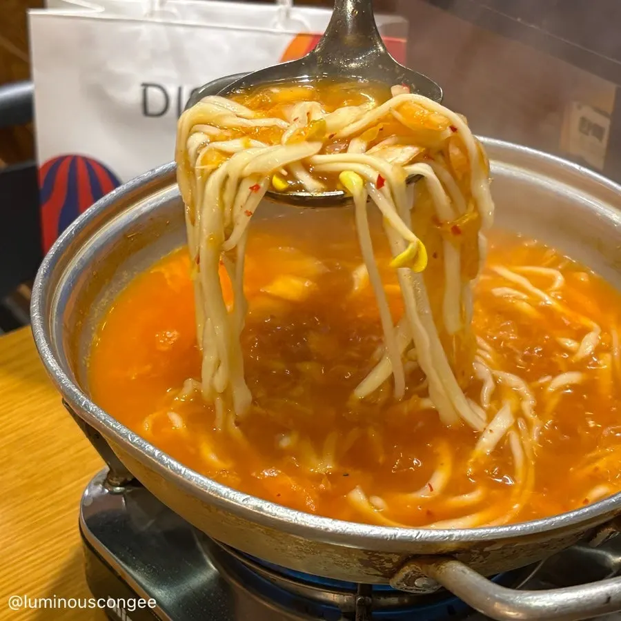 면을 넣은 김치칼국수 한 그릇