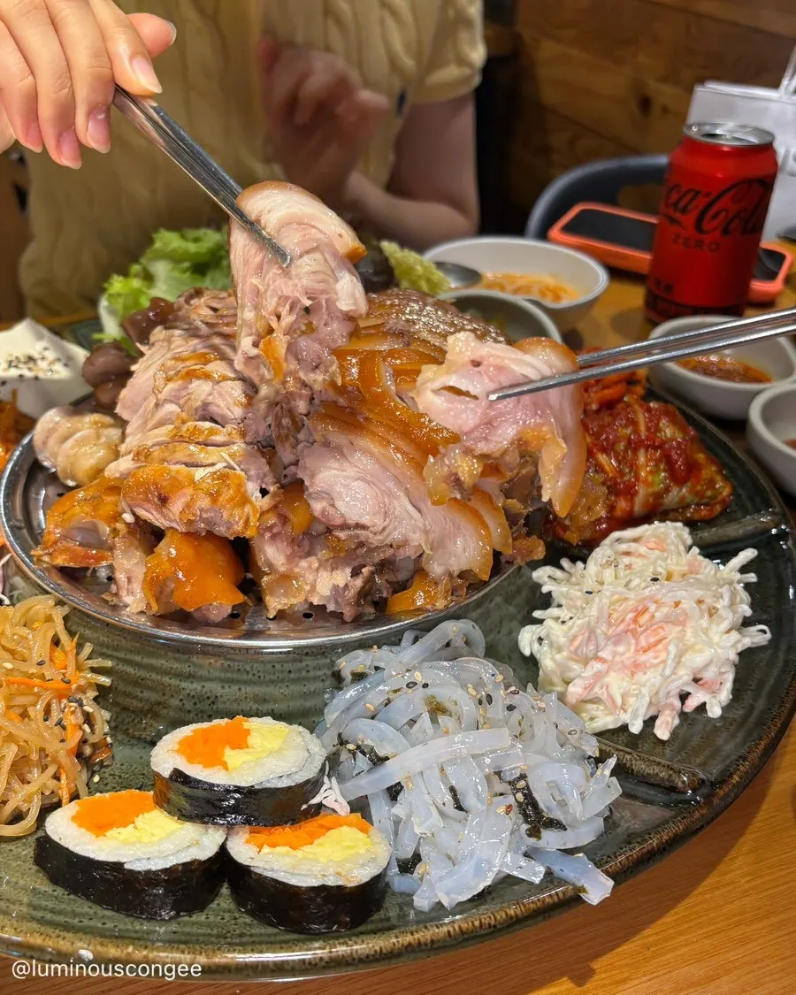 야들야들한 황제족발 접시