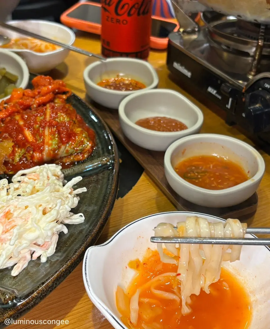 집어 든 족발 한 점