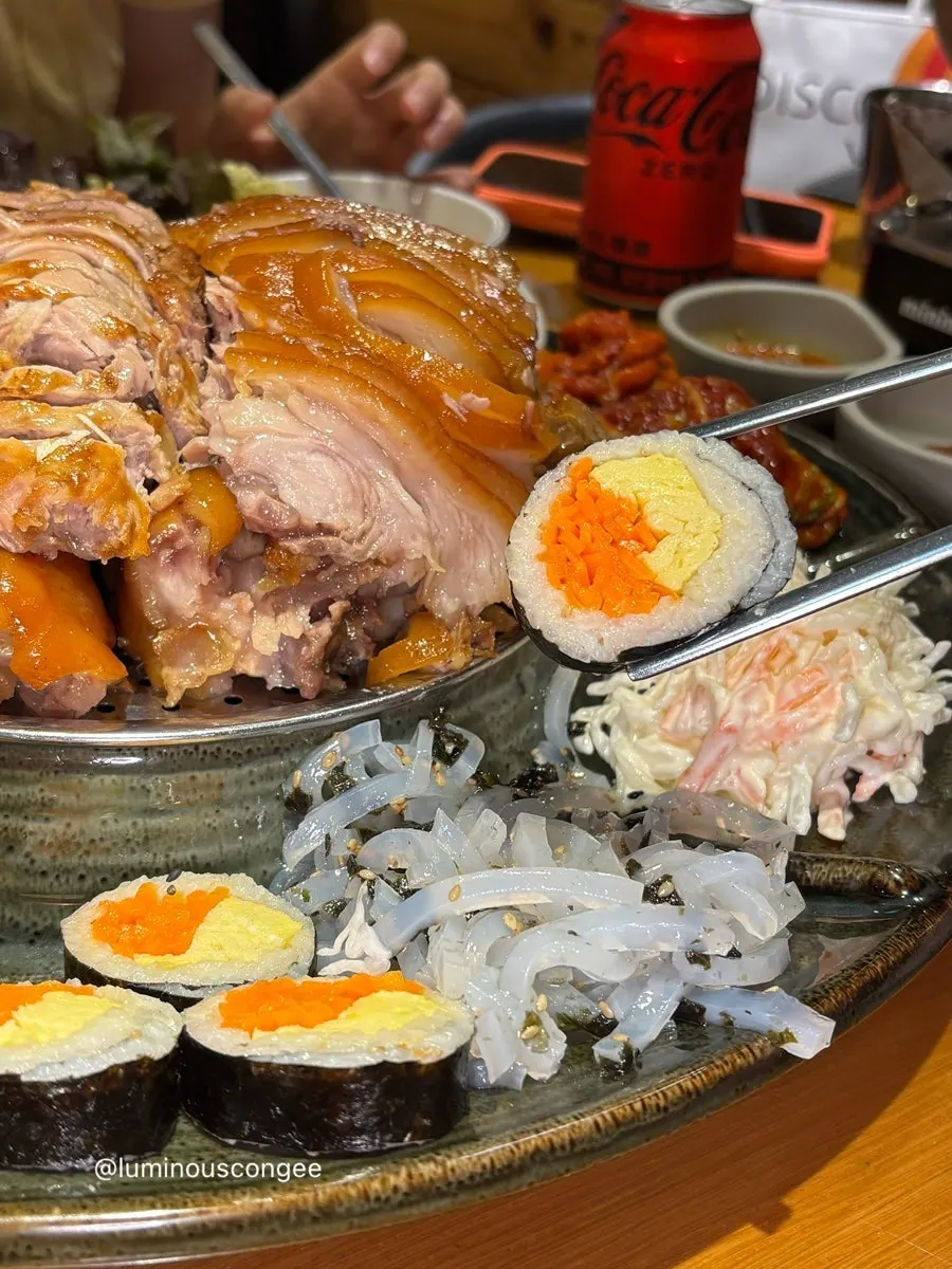 칼국수와 함께 먹는 족발