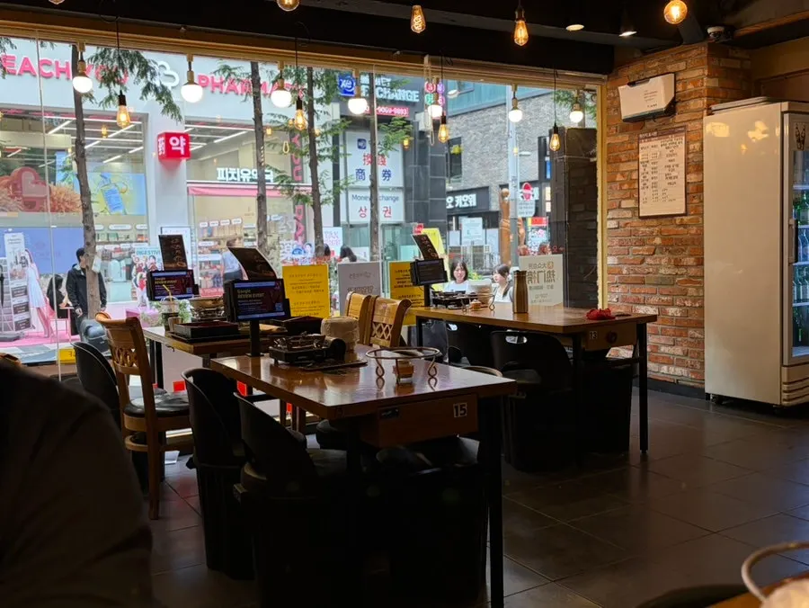 명동 중심에 자리한 미쓰족발 매장 풍경