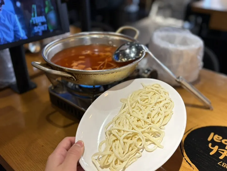 기본으로 나온 김치칼국수 한 그릇