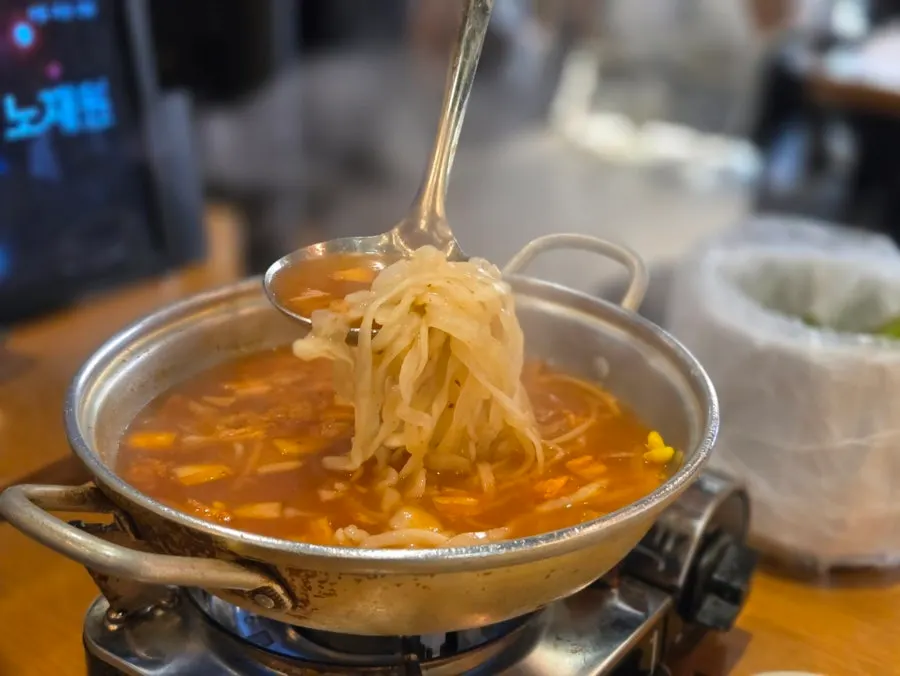 김치칼국수 면과 칼칼한 국물