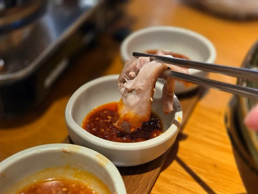 쫀득한 껍질이 보이는 족발 살코기