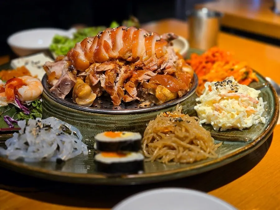 김밥과 잡채, 샐러드가 함께 차려진 황제족발 상차림