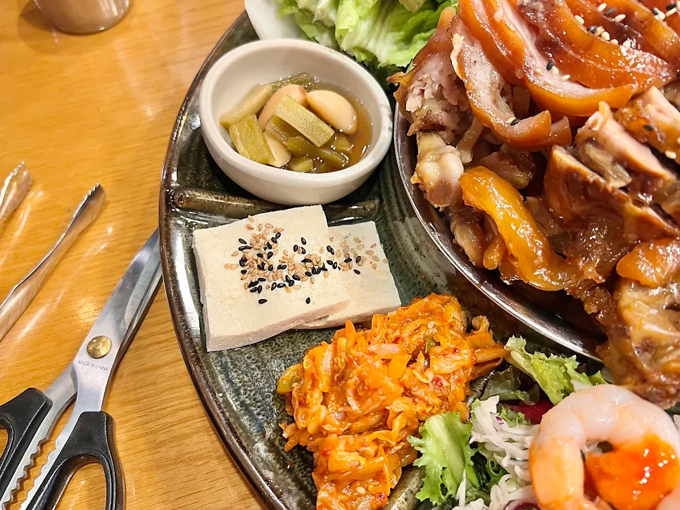 Pickled garlic, gungchae, and tofu kimchi side dishes