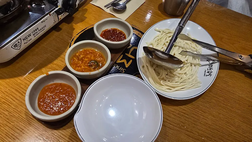 족발과 함께 나온 기본 찬 구성