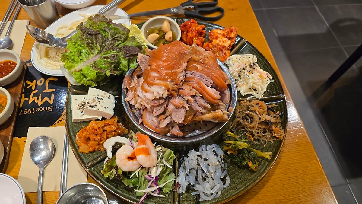 탁자 위에 나온 황제족발 한 접시