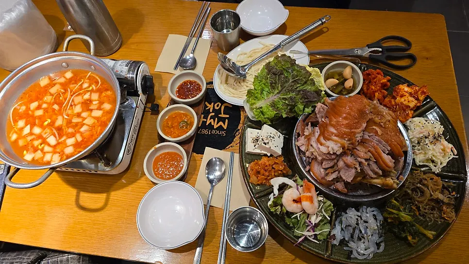 두툼하게 썰어 나온 촉촉한 족발