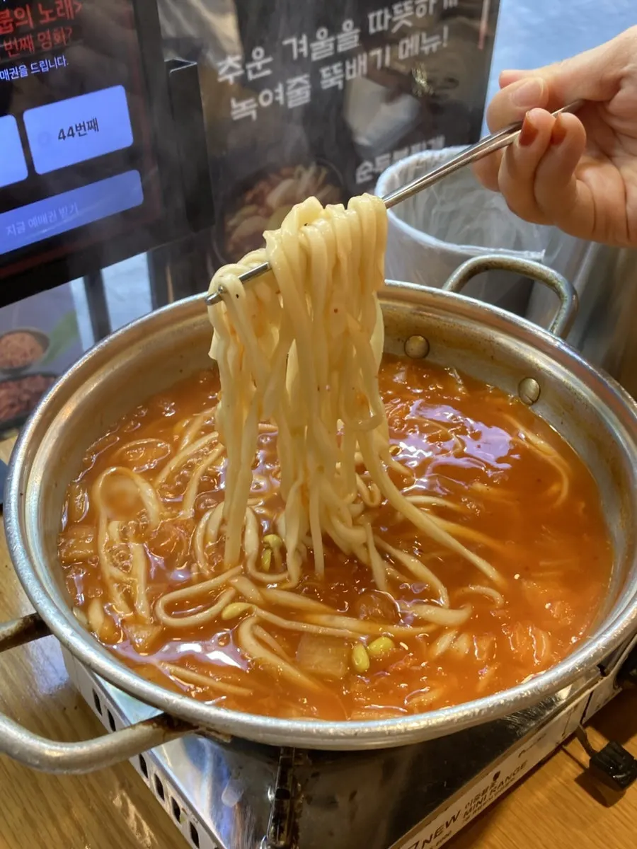 김치칼국수 면과 얼큰한 국물
