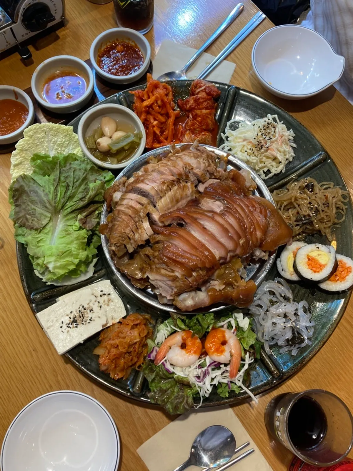 사이드 반찬이 둘러진 황제족발 한 상