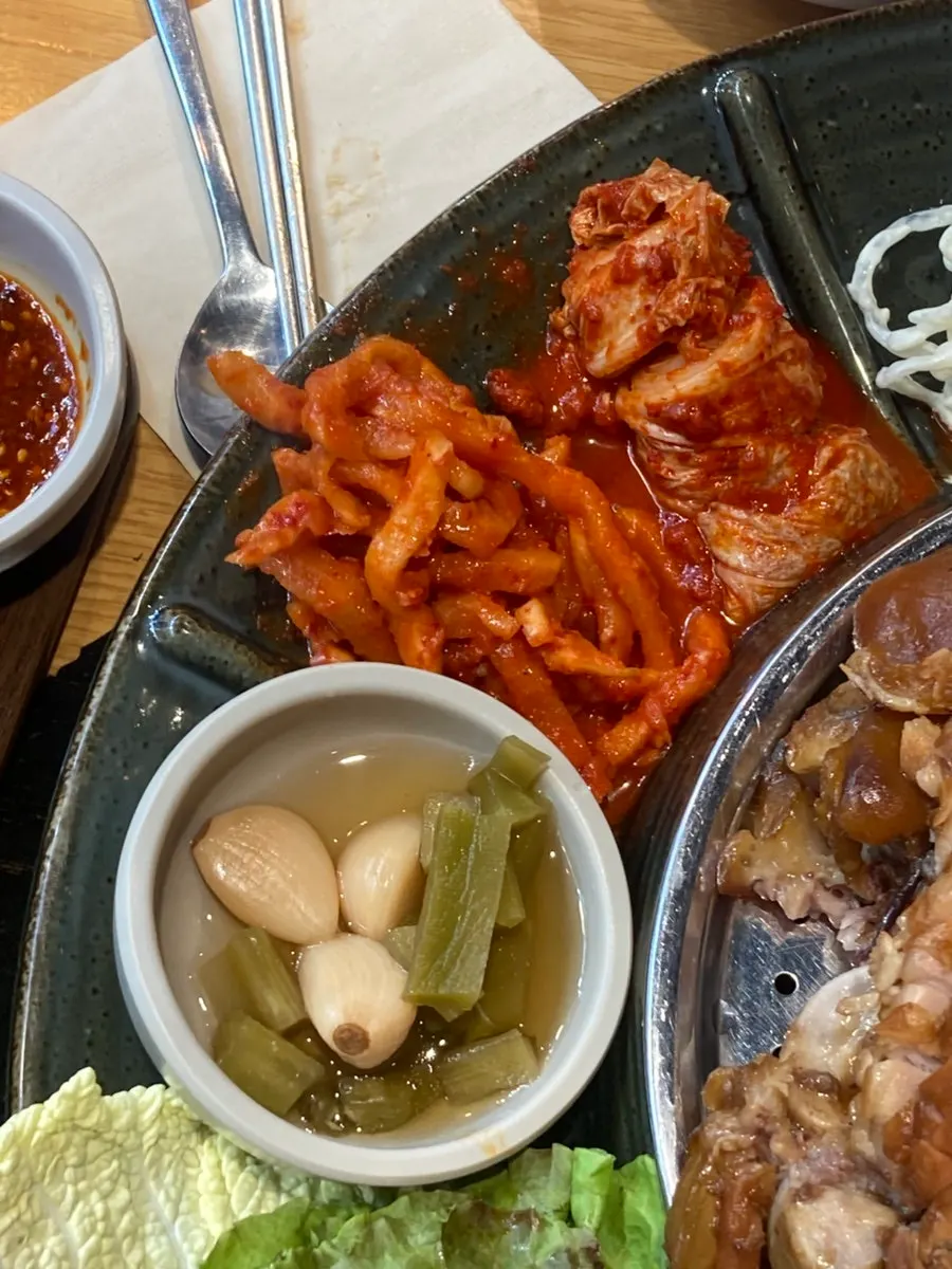 황제족발 상차림 사이드 반찬 김밥