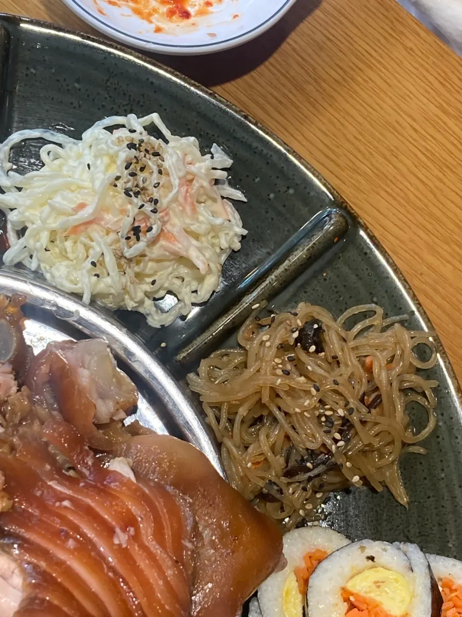 황제족발과 함께 나온 잡채