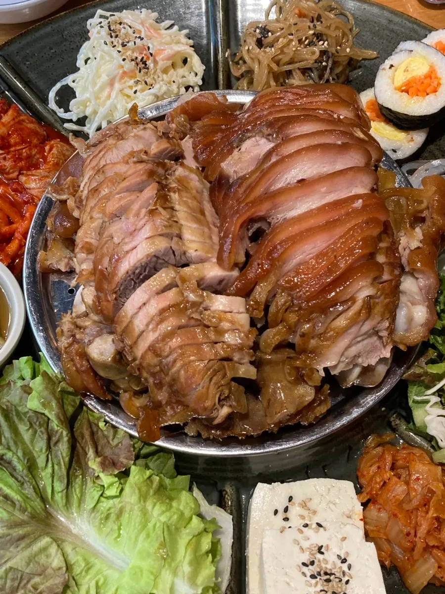 꽉 찬 미쓰족발 황제족발 한 상 전체
