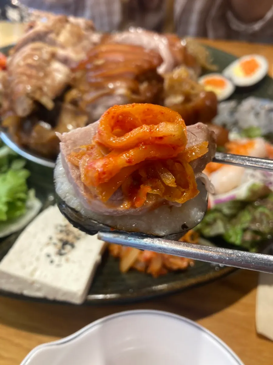 쫀득한 껍질이 보이는 족발 한 점