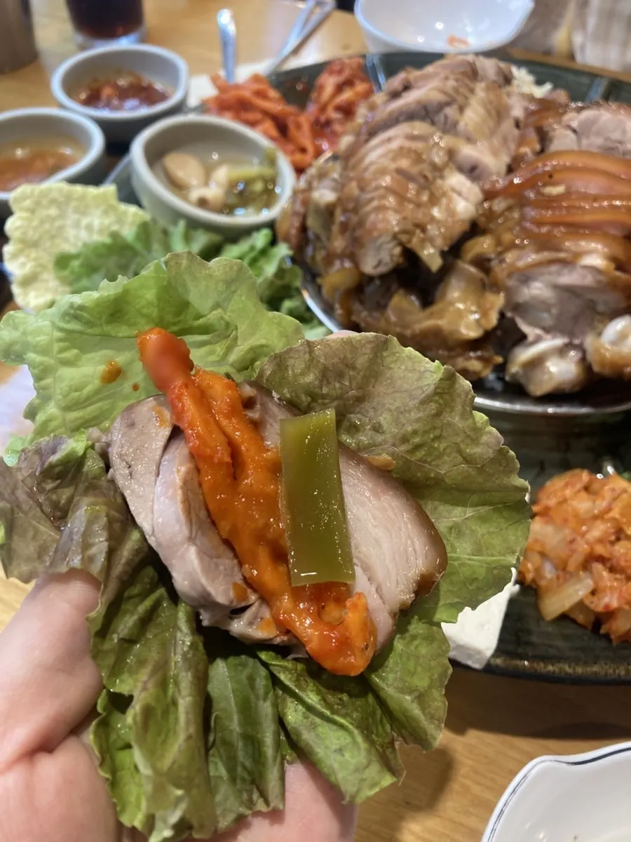 족발에 무쌈김치를 올린 조합