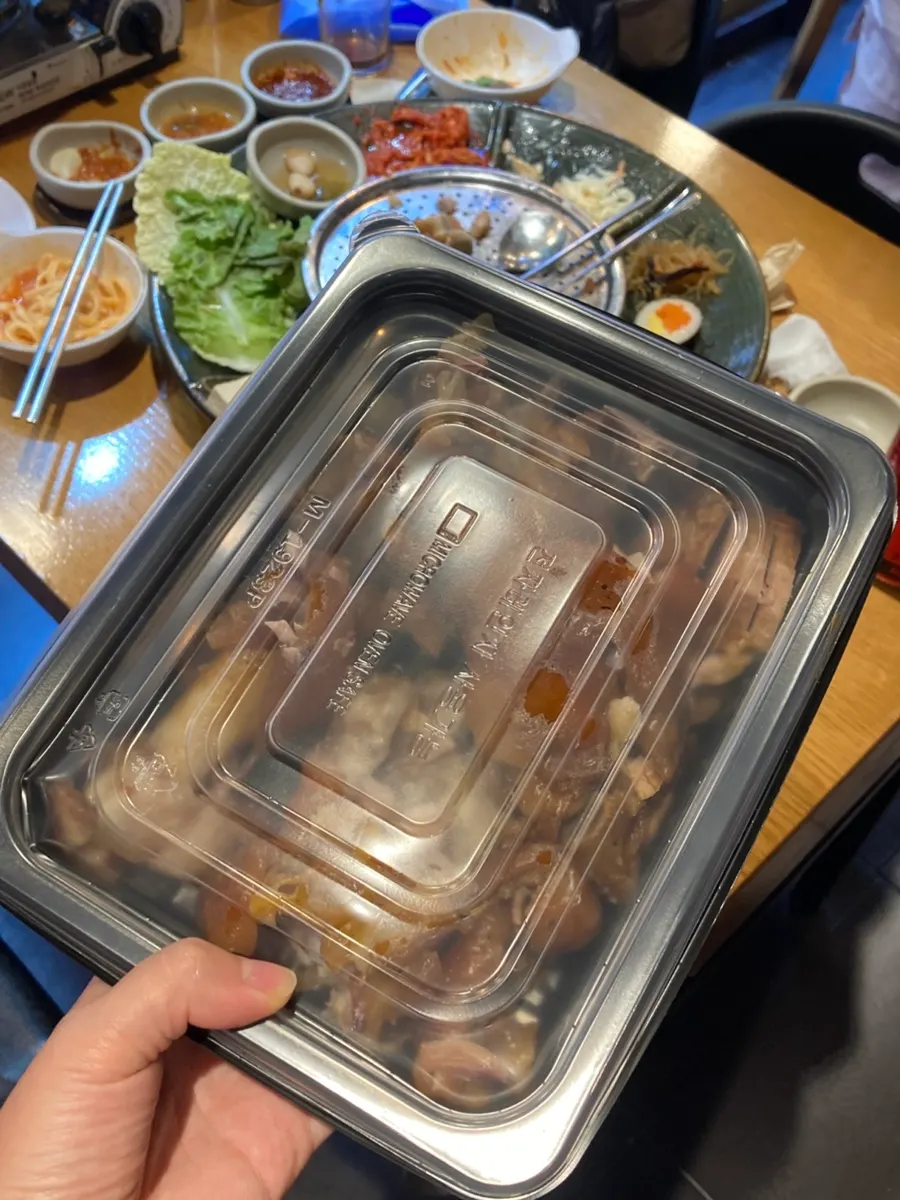 천사채마요와 족발을 곁들인 접시