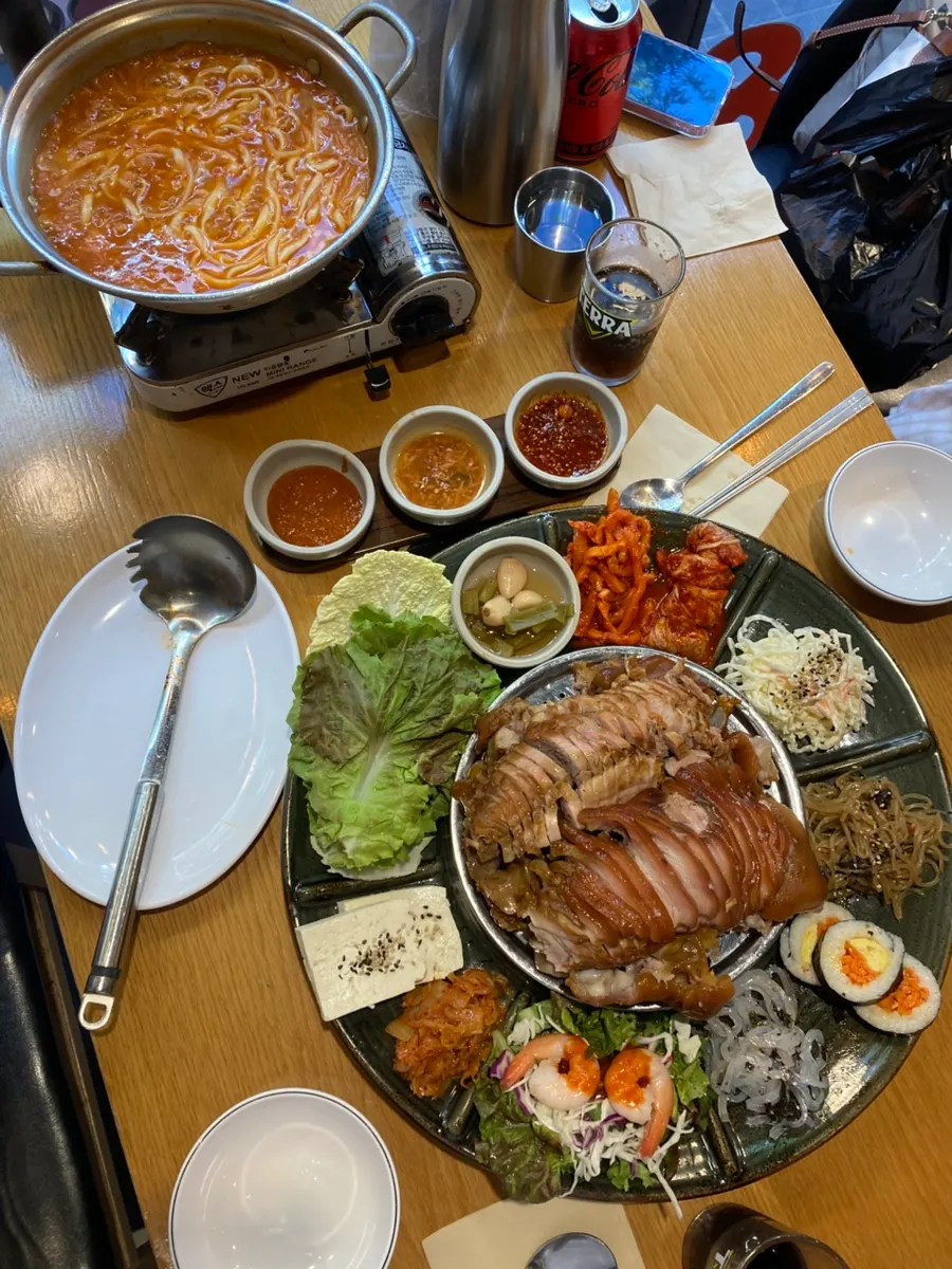 반찬 두 번 리필 후 남은 족발 한 상