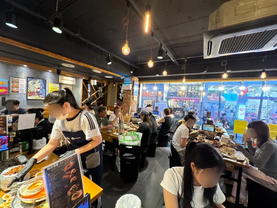 Miss Jokbal dining room seating at dinner time