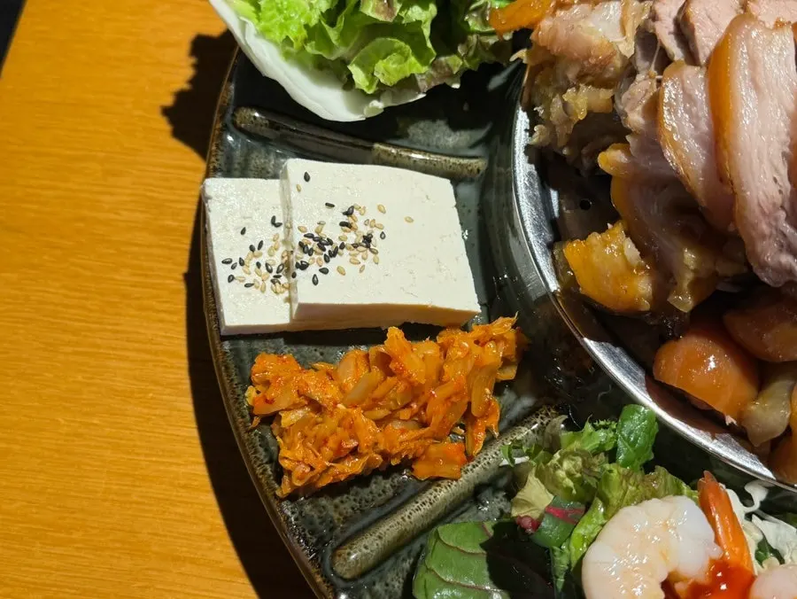 Full composition of the Emperor Jokbal platter