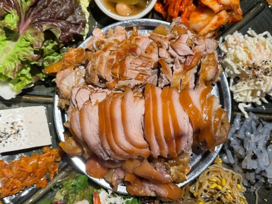 Glistening jokbal plated in the center