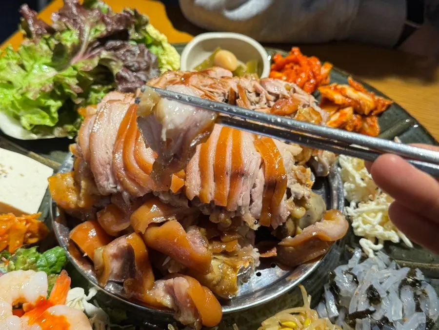 Jokbal served with skin and meat separated