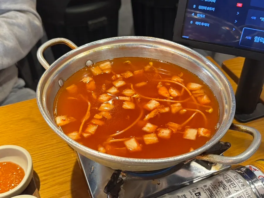 Jokbal eaten together with kimchi