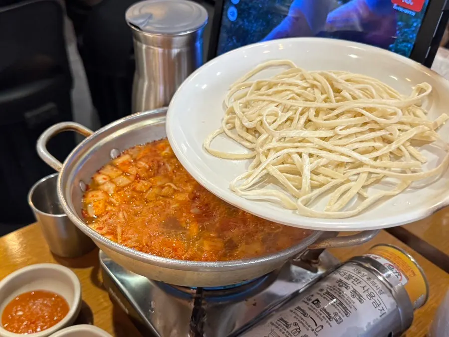 The kimchi kalguksu served alongside