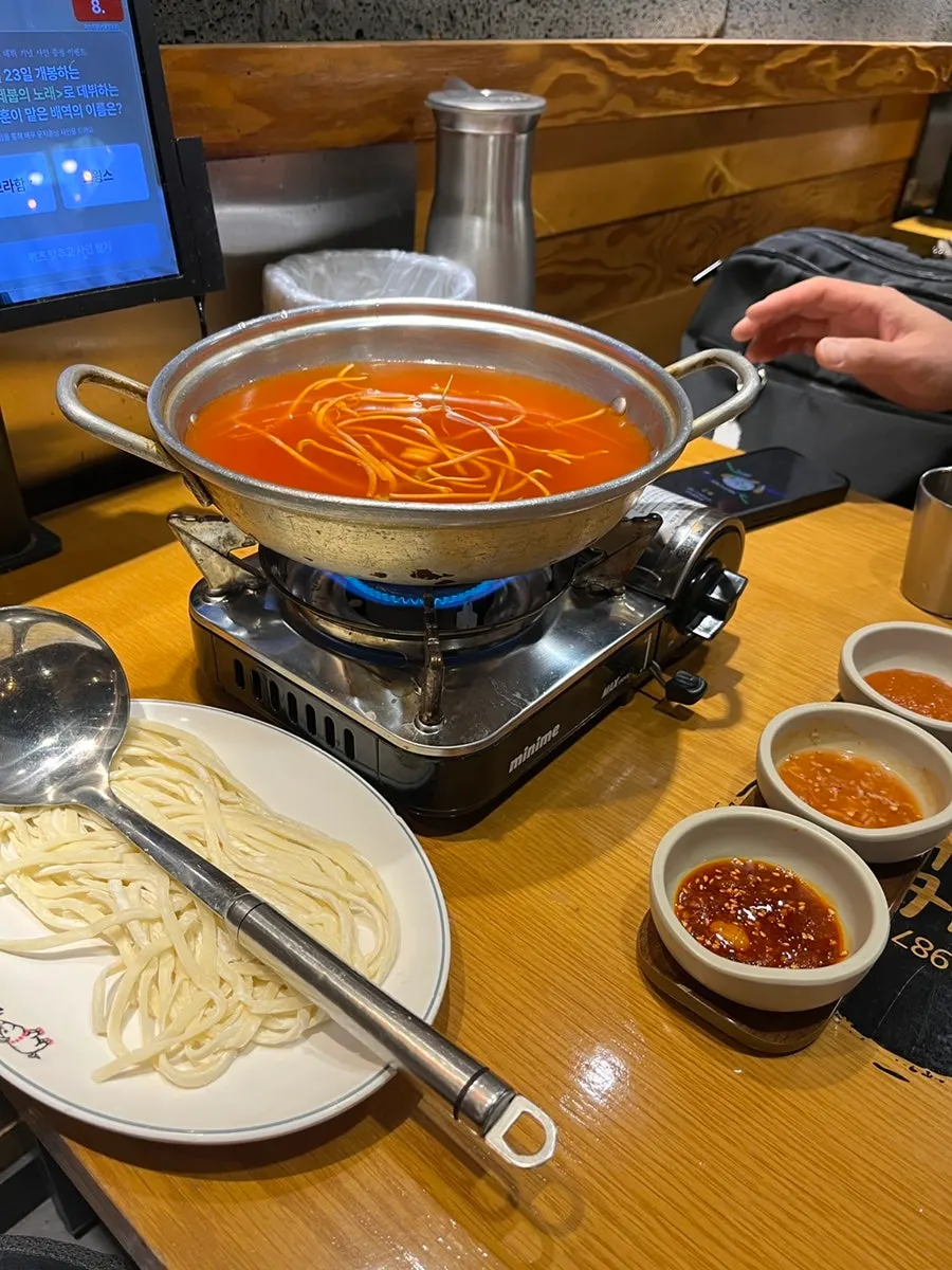 테이블 키오스크의 황제족발 주문 화면