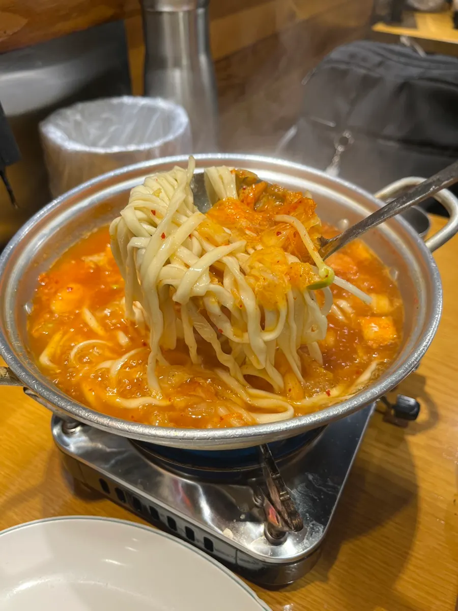 서비스로 나온 얼큰한 김치칼국수