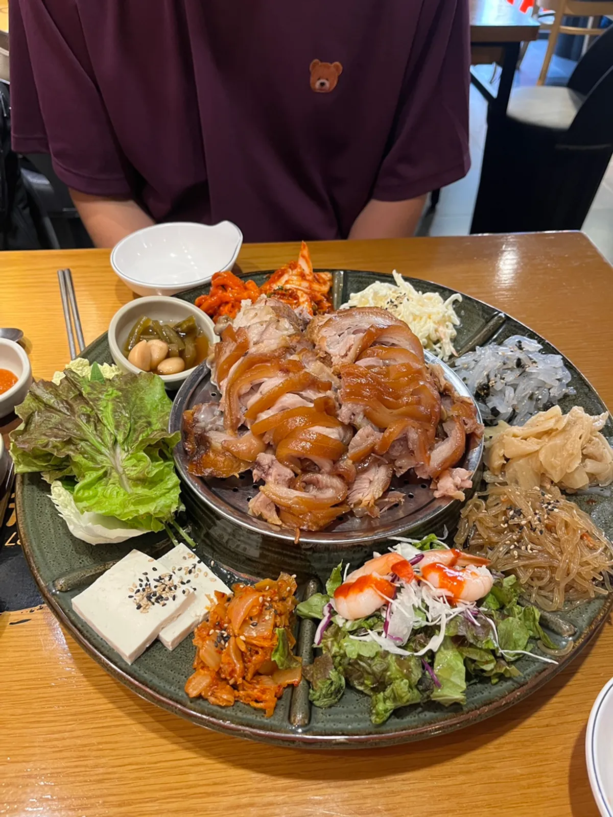 황제족발이 나오기 전 테이블 한상
