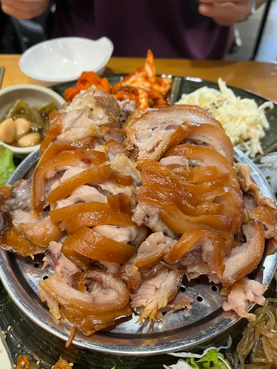 큰 접시에 담긴 황제족발 한상