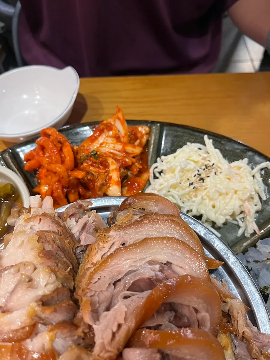 테이블을 채운 푸짐한 황제족발