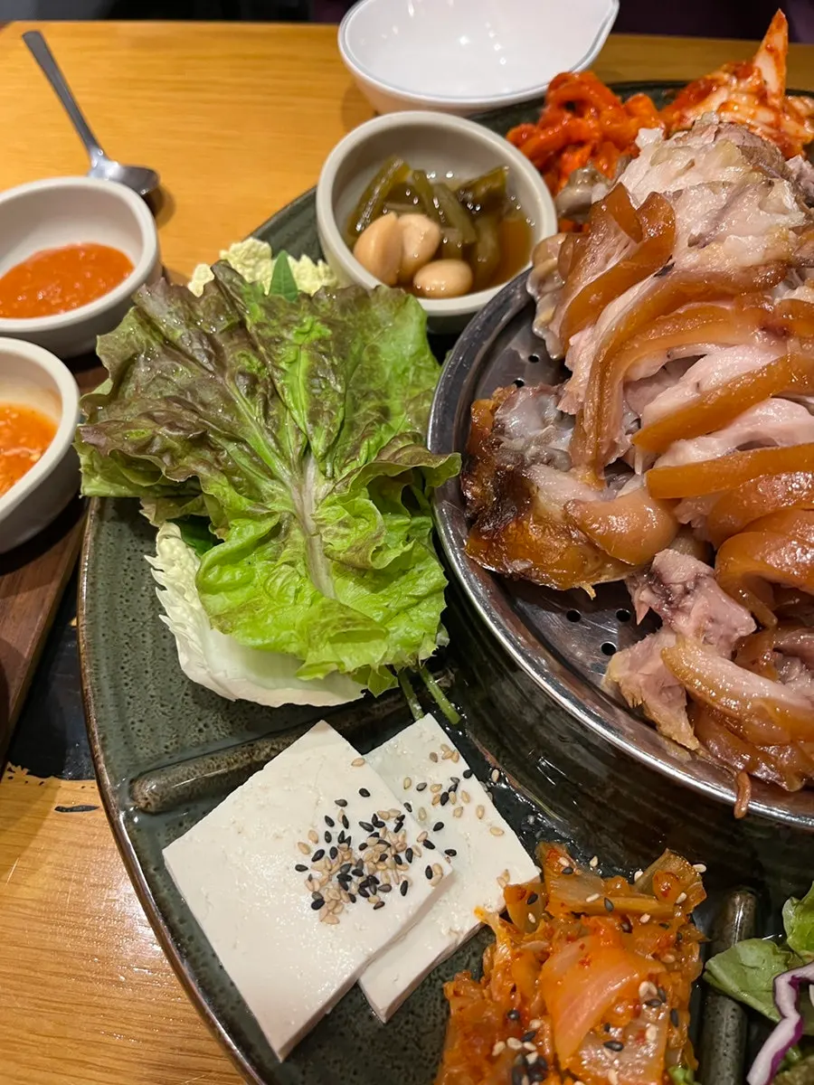 큰 뼈와 함께 담긴 족발 구성