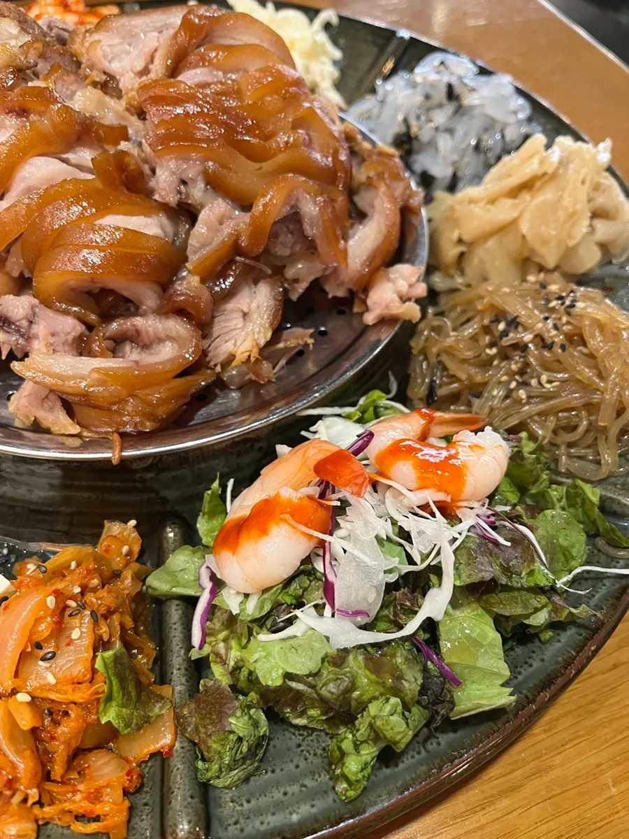 쫄깃한 족발과 뼈가 담긴 접시