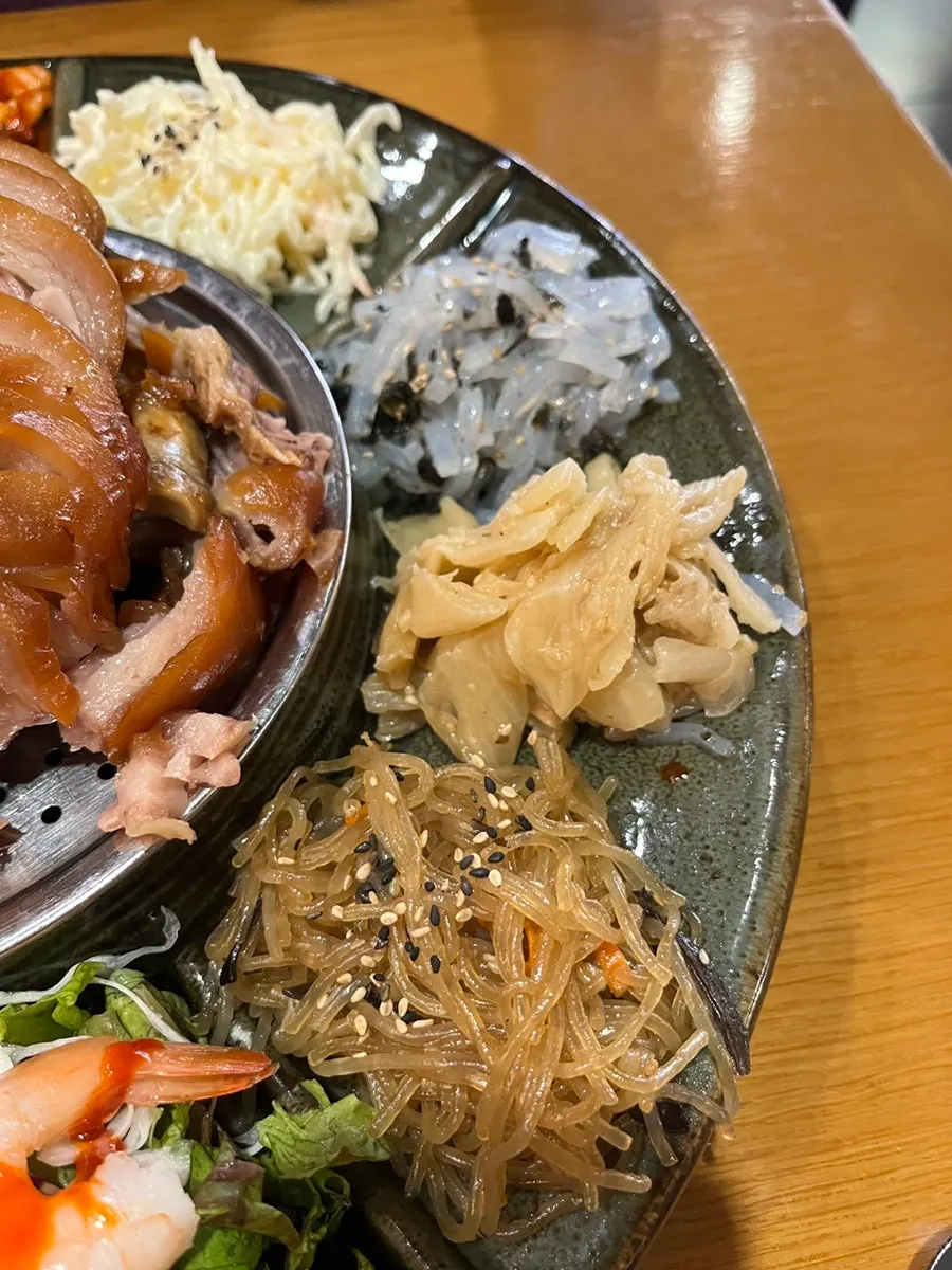 족발과 곁들임 메뉴가 담긴 칸 접시