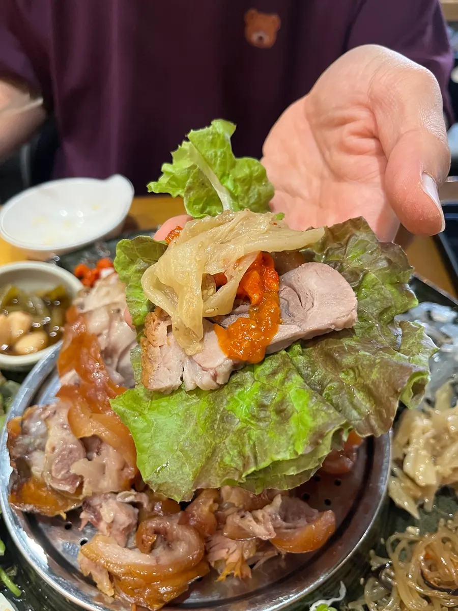 잡채와 묵은지 등을 곁들인 황제족발