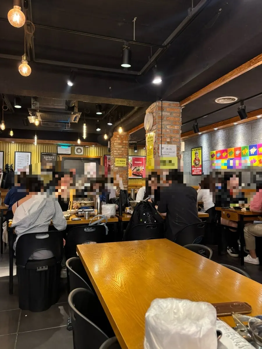손님으로 꽉 찬 미쓰족발 홀 내부