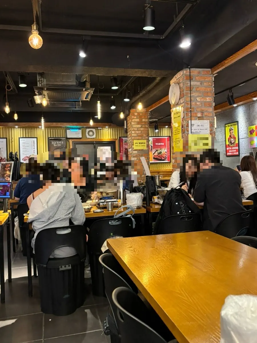 자리가 가득 찬 미쓰족발 매장 전경