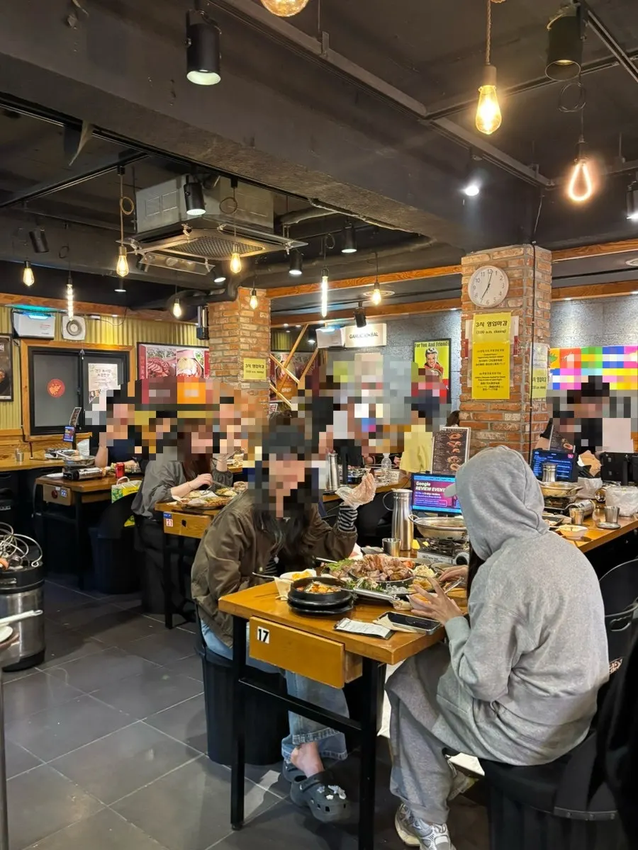 명동 중심 미쓰족발 매장 안 분위기