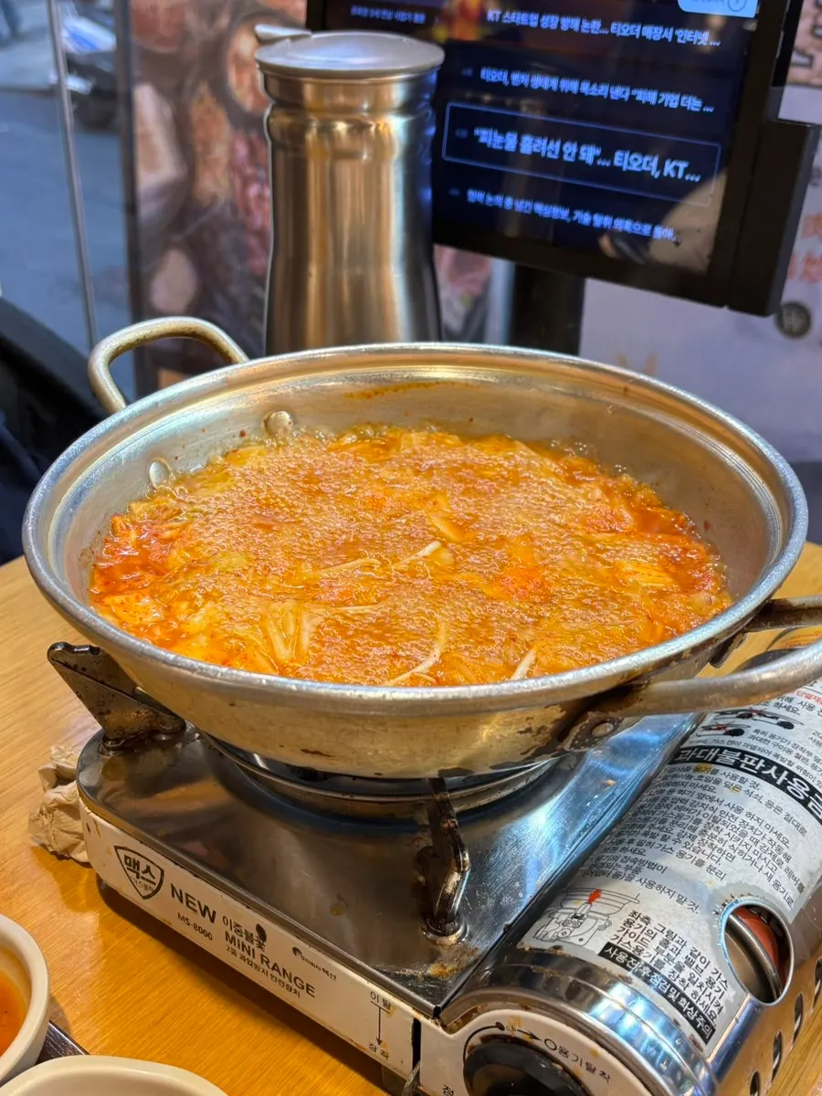 기본안주로 나온 김치칼국수