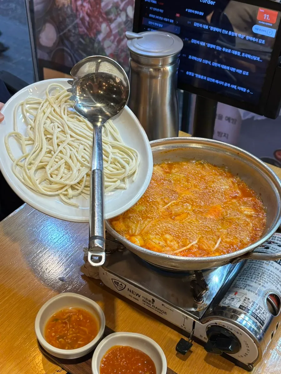 미쓰족발 김치칼국수 국물과 면