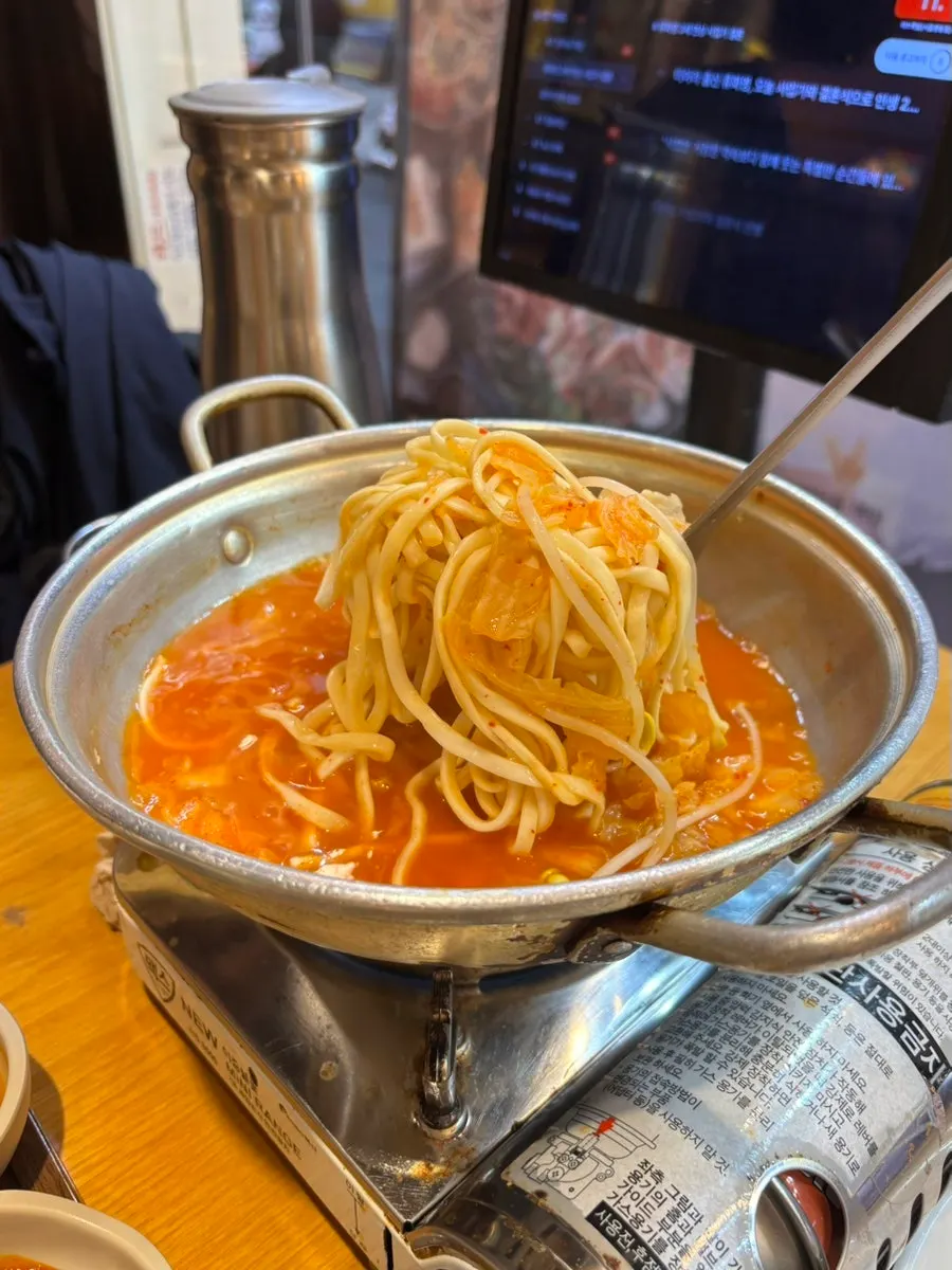 김치칼국수와 족발을 함께 담은 모습