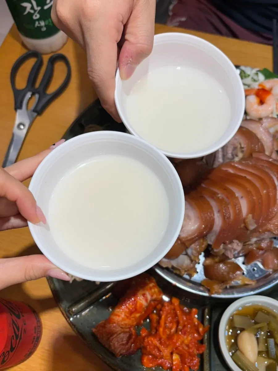 족발에 곁들인 막걸리 한잔