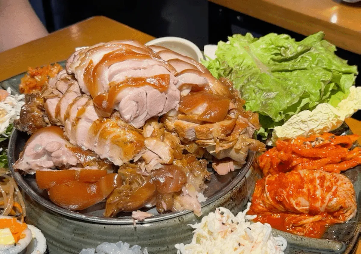 김치칼국수를 곁들인 황제족발 한상