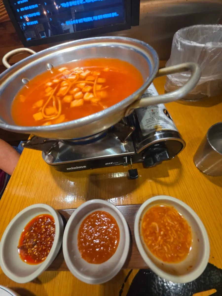 Complimentary kimchi kalguksu