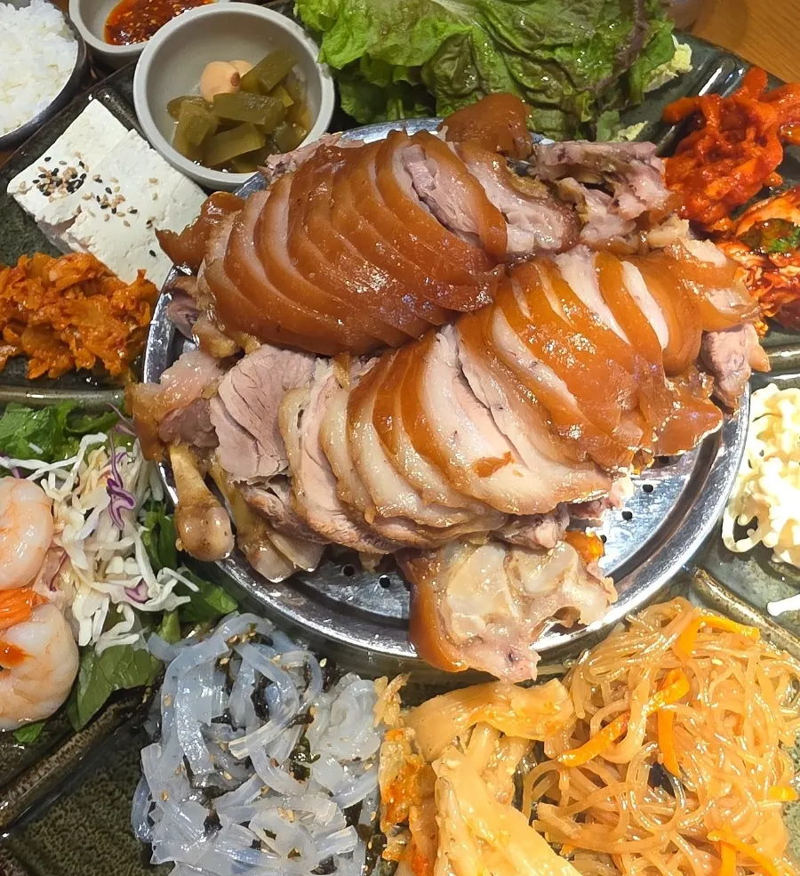 Emperor Jokbal platter with shrimp and accompaniments