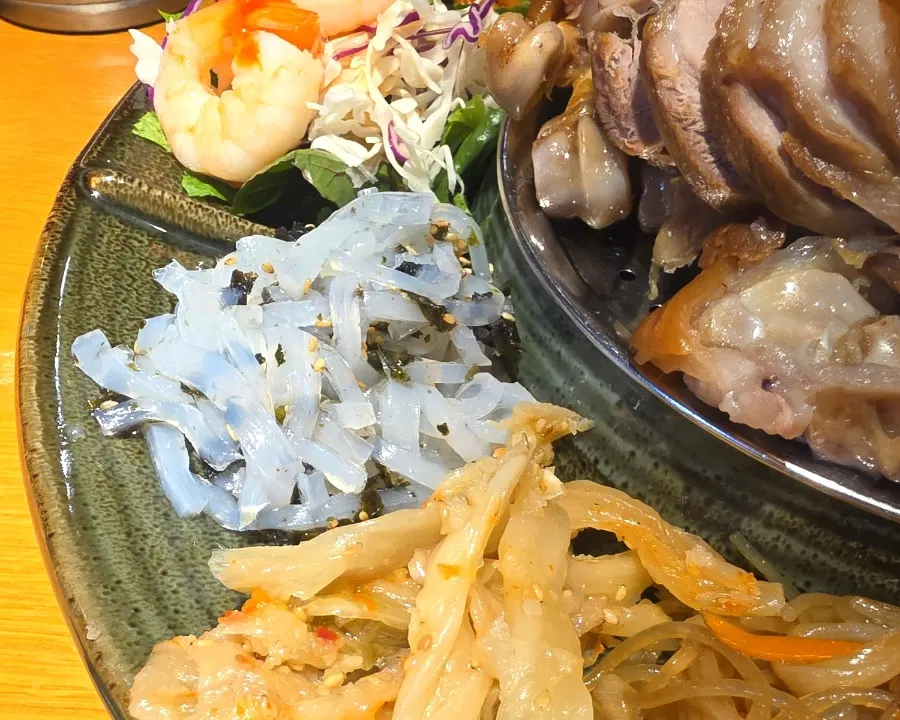 Emperor Jokbal spread suitable for three people