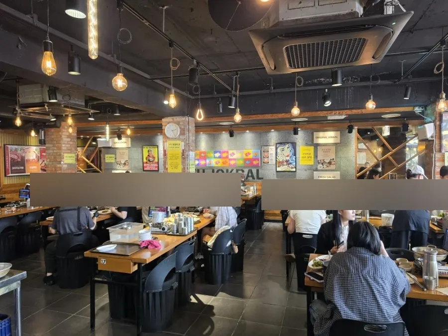 을지로입구역 5번 출구 인근 미쓰족발 입구